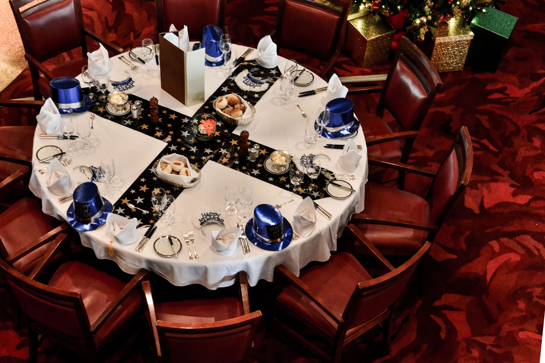 Photo Showing Round Dining Table