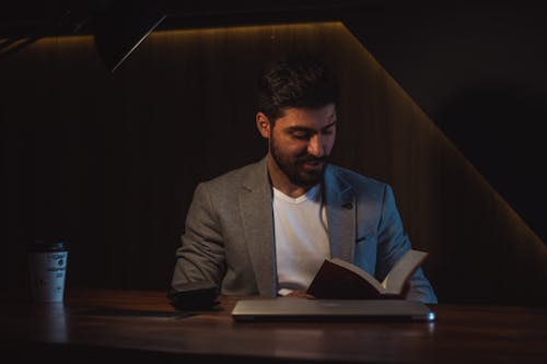 Imagine de stoc gratuită din citind o carte, cu barbă, haina gri