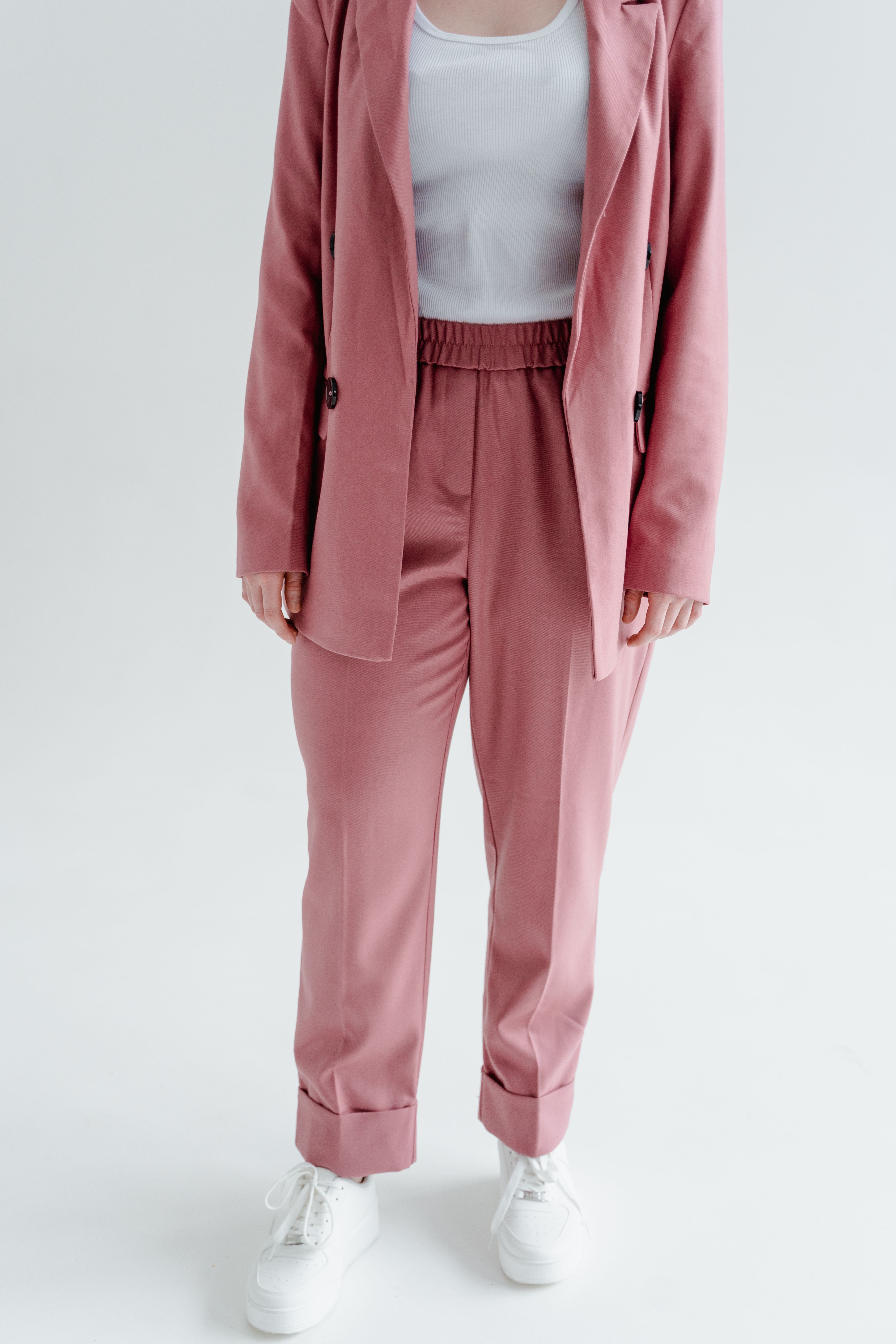 Summer texture, linen layers, and clean accessories