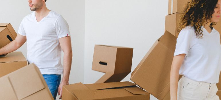 Couple carrying boxes during a busy Phoenix move