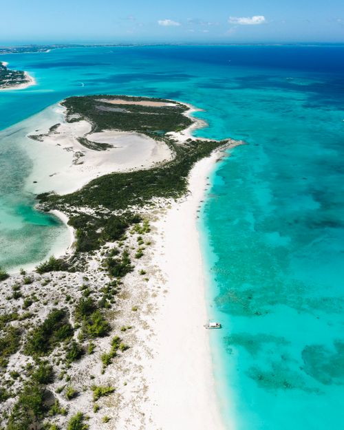 Free Discover the stunning turquoise waters and sandy beaches of Turks and Caicos from above. Stock Photo