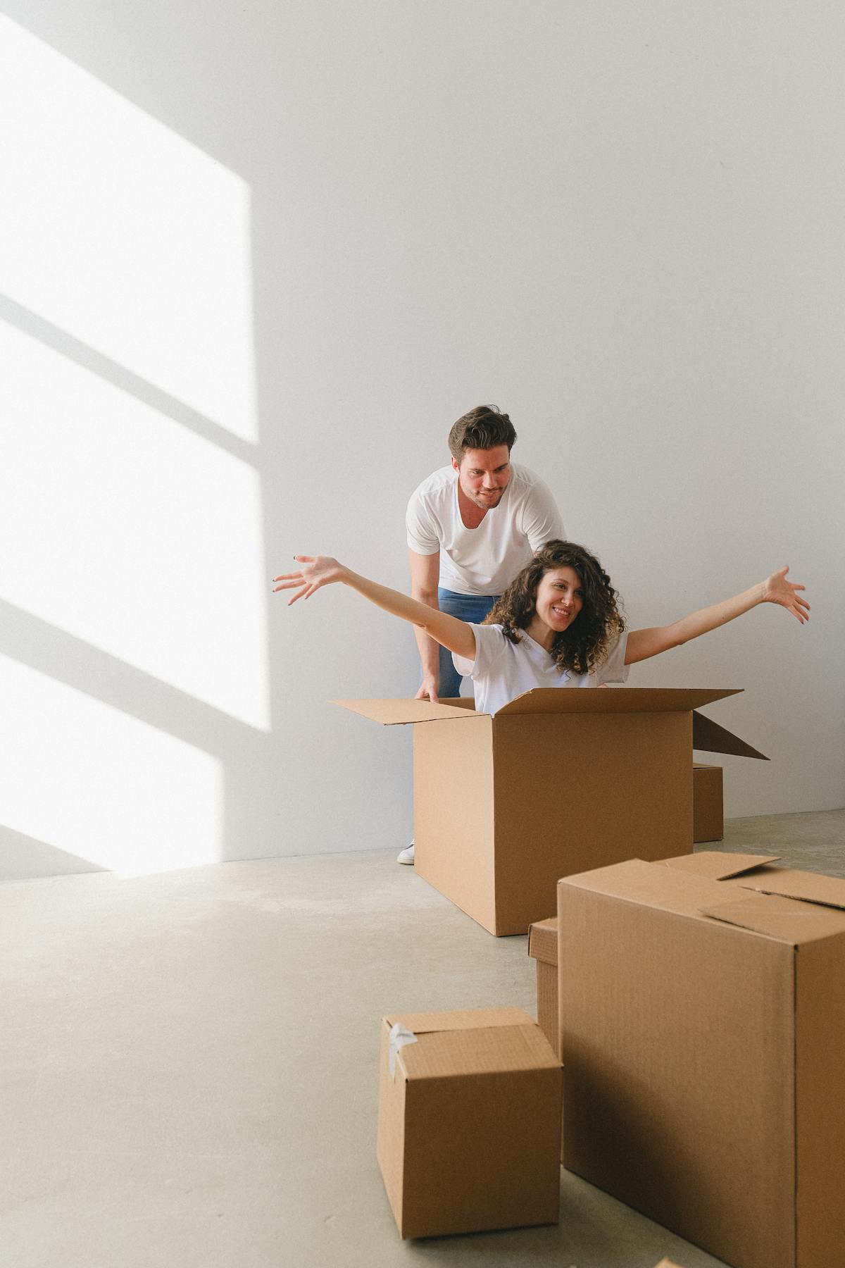 Escritorio ergonómico con silla ajustada y monitor a la altura correcta