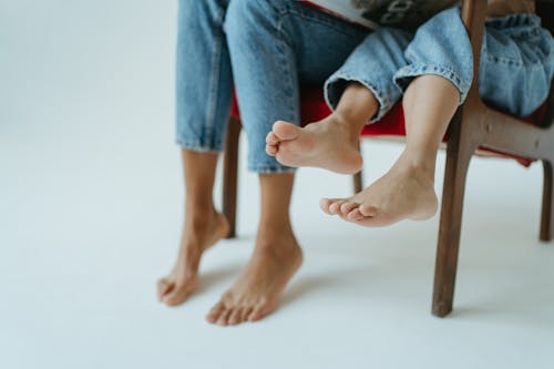 Základová fotografie zdarma na téma chodidla, denimové džíny, detail