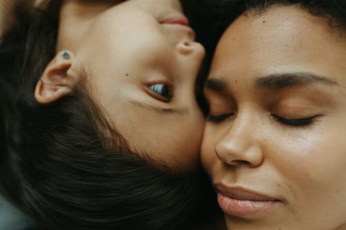 Free A heartfelt close-up capturing a mother and child embracing in a serene, loving moment. Stock Photo