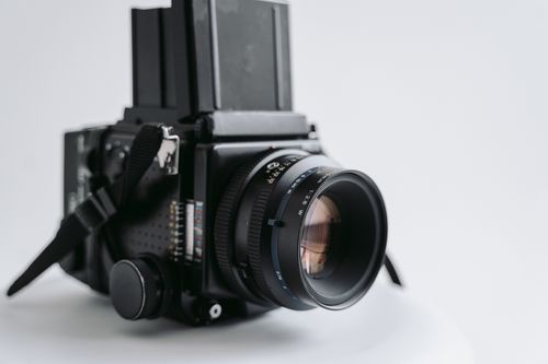 Free A close-up of a vintage film camera, showcasing intricate lens details and mechanics. Stock Photo