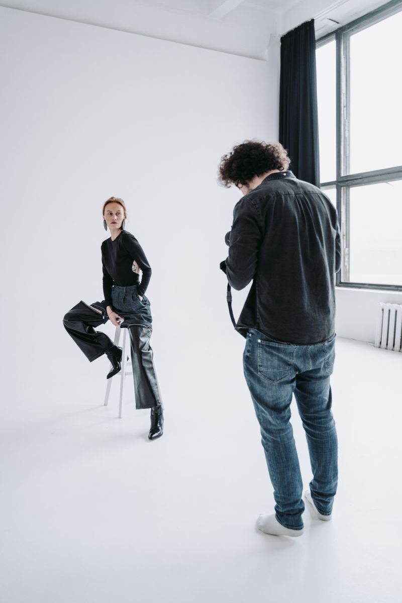 Portrait einer Frau auf einem Studiostuhl