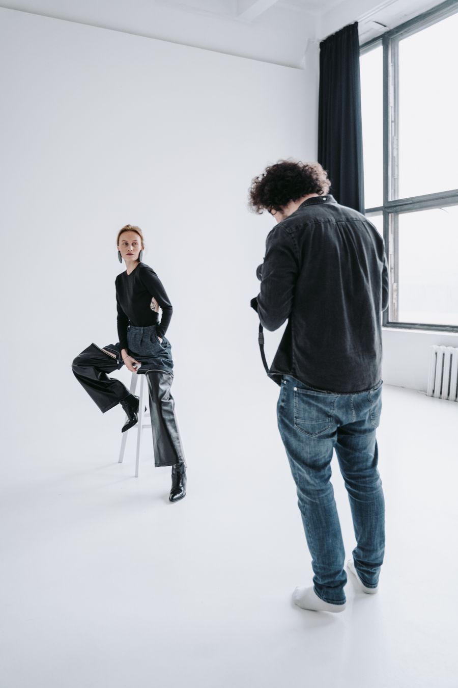 Silhouetten vor heller Studiowand