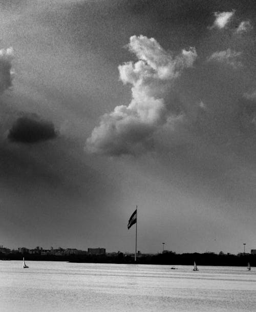 Foto Hitam Putih Bendera Dan Awan