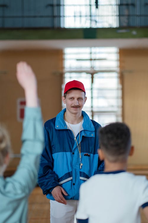 Foto d'estoc gratuïta de autocar, bigoti, buscant