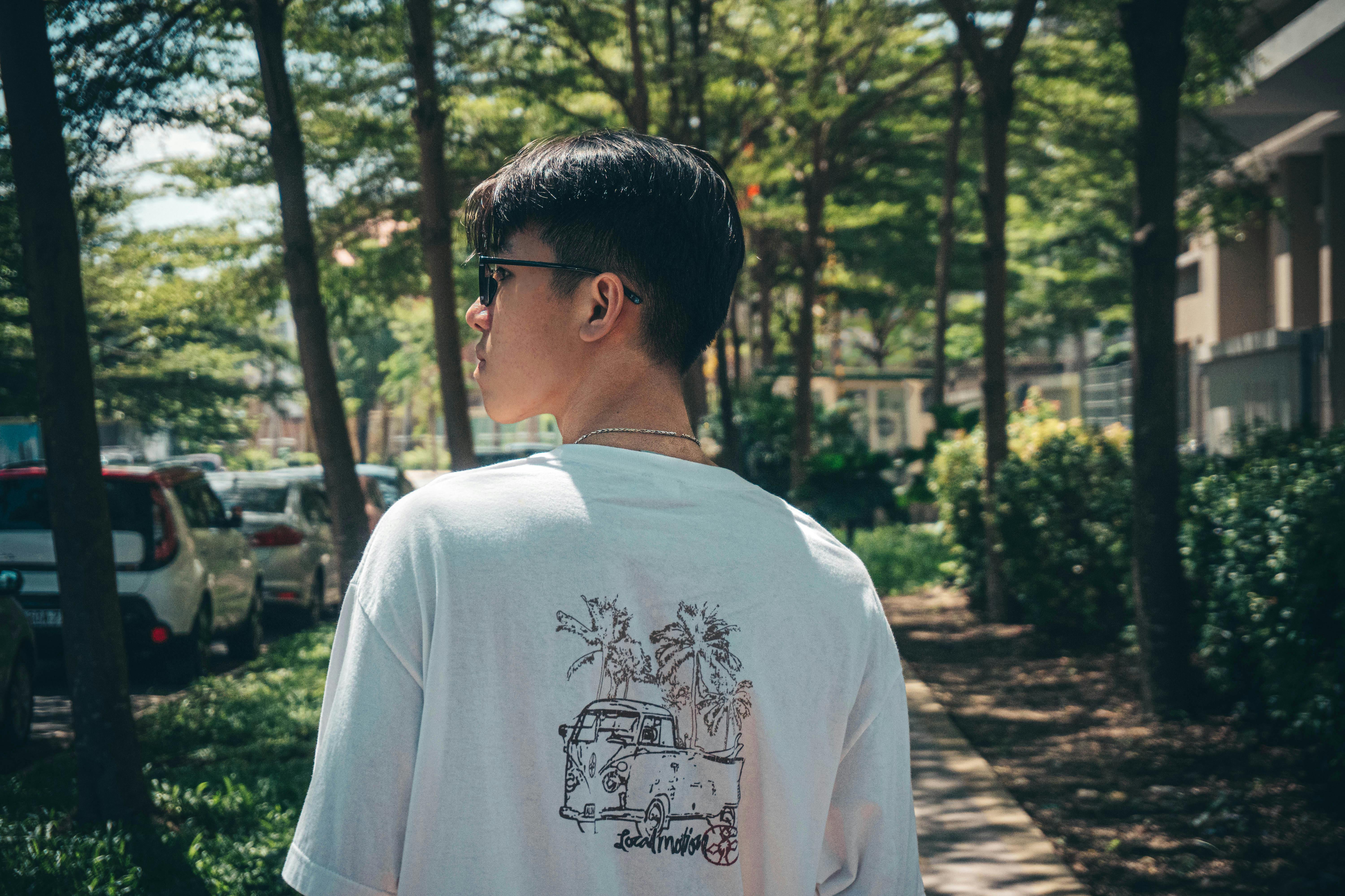 横向きの白いtシャツの男の写真 無料の写真素材