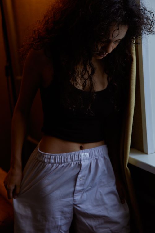 Free Moody portrait of a woman in a dark setting, evoking emotions of solitude and introspection. Stock Photo