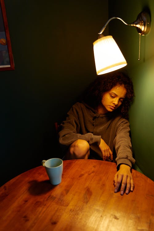 Darmowe zdjęcie z galerii z ciemny, depresja, drewniany stół