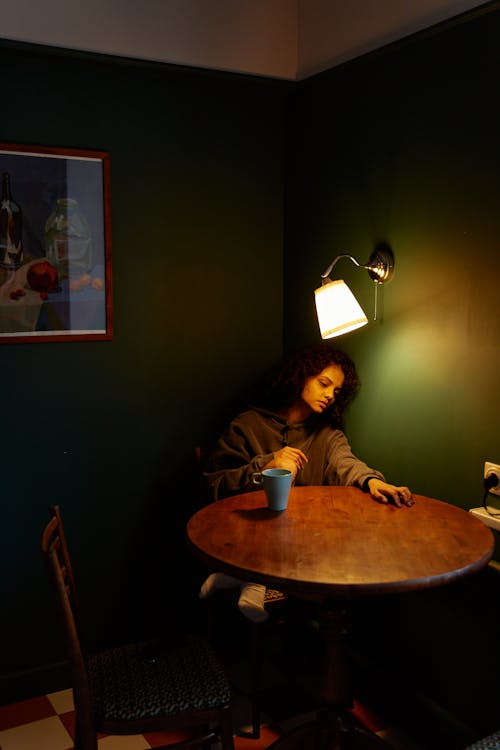 Darmowe zdjęcie z galerii z depresja, drewniany stół, kobieta
