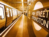 伦敦肯辛顿高街车站的站台上，棕褐色的景致中可见火车和通勤者