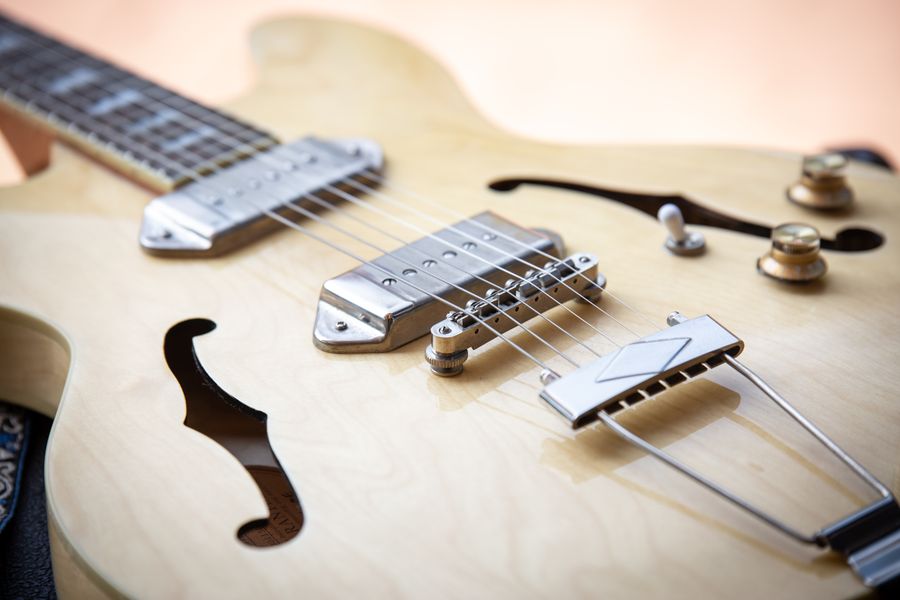 Detalle de guitarra mostrando madera y cuerdas
