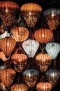 精美的传统灯笼陈列充满活力，展现出复杂的图案和温暖的色彩