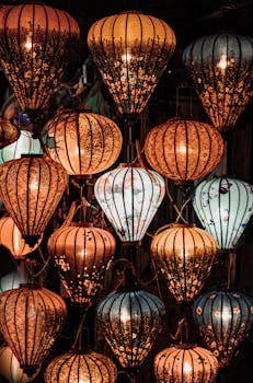 精美的传统灯笼陈列充满活力，展现出复杂的图案和温暖的色彩