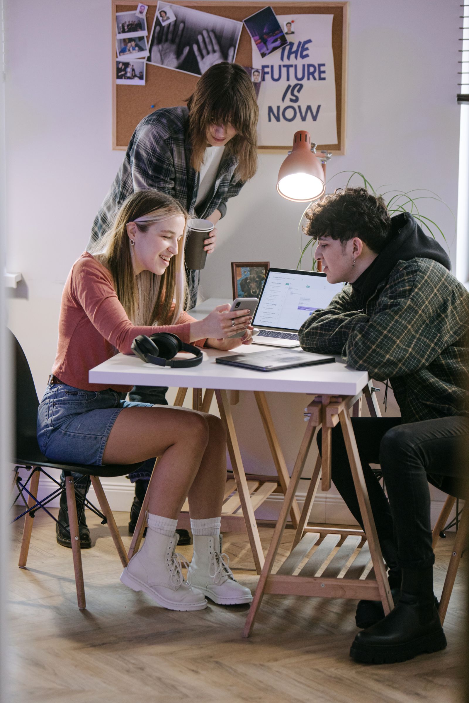 Plusieurs personnes travaillent autour d’une même table dans un bureau partagé.