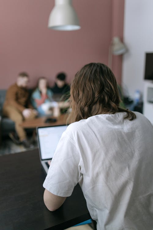 Gratis lagerfoto af arbejder, bærbar computer, lodret skud