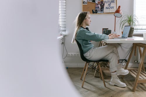 Gratis stockfoto met binnen, blanke vrouw, computer