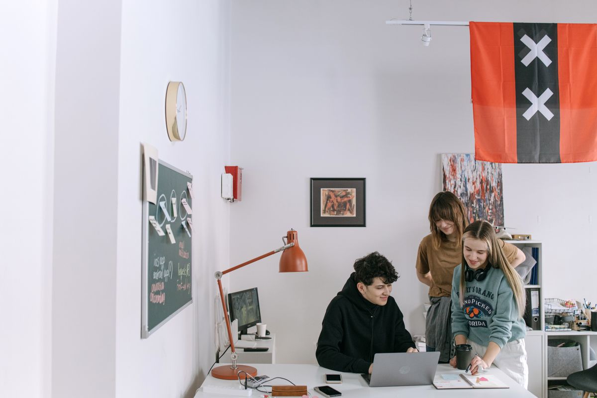 student moves in Cornforth — Student Moves in Cornforth — the working end of the job