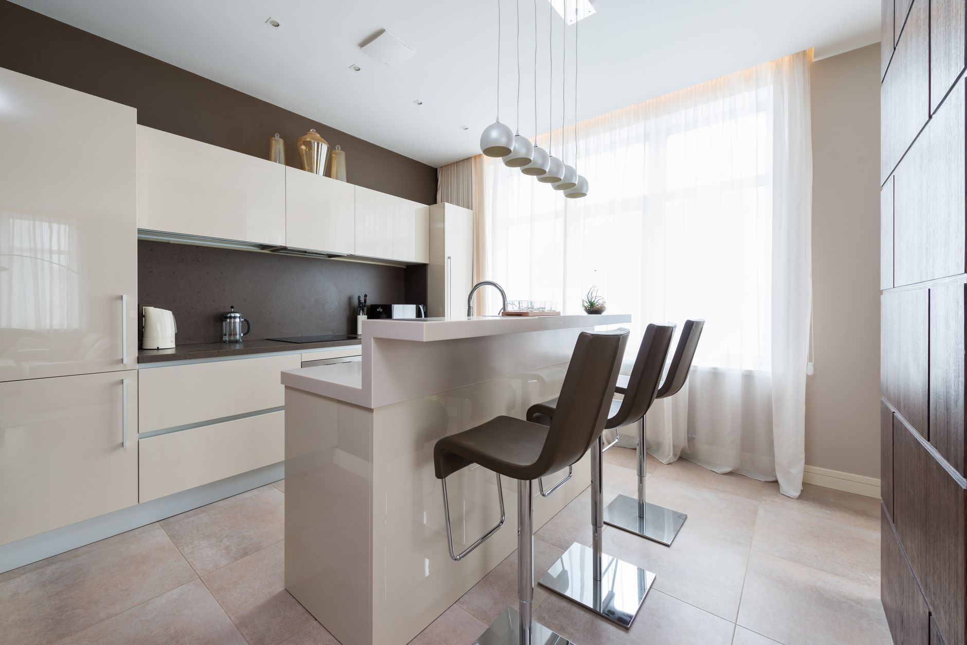 Kitchen with breakfast counter in glossy acrylic finish