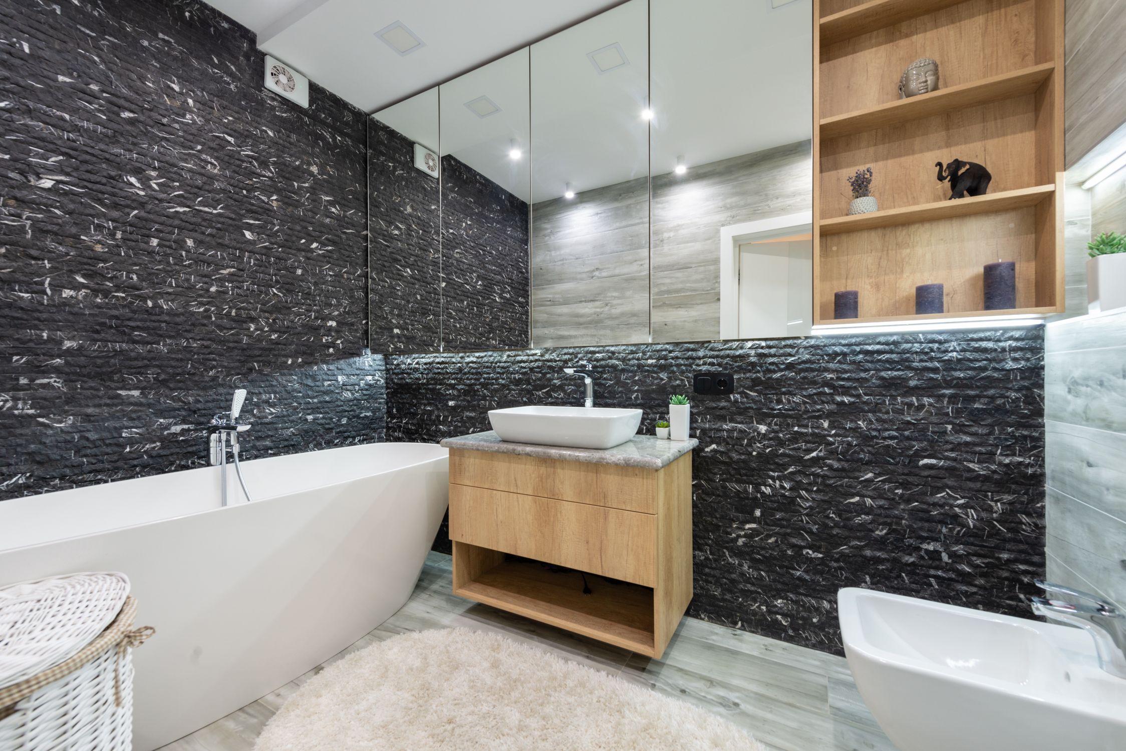 6 black and white bathroom decor ideas for minimalist lovers 6 Minimalist bathroom with not only black and white tone but yellow items