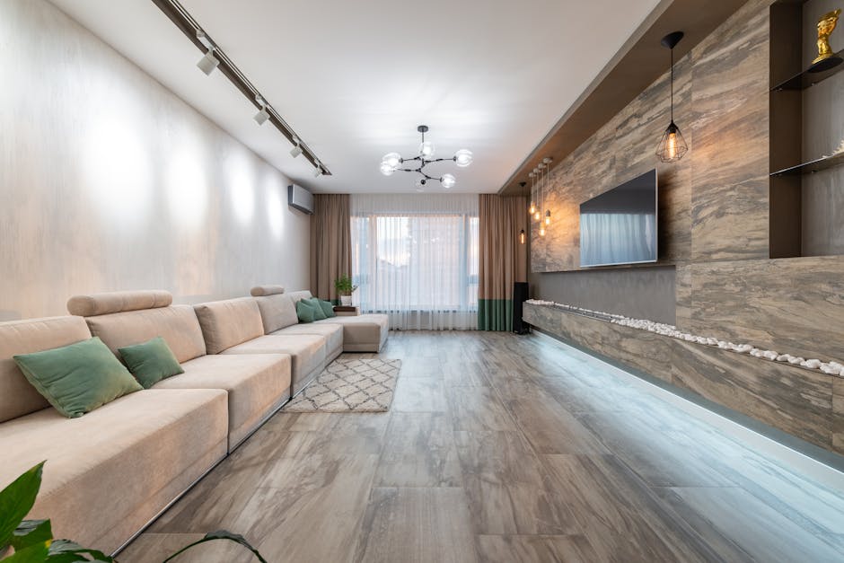 Modernes Wohnzimmer mit Eiche-Parkett, helle Wände und dezente Teppichinsel für besseren Trittschall