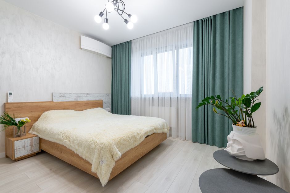 Minimalistische spieringen in rustieke woonkamer. Minimalistische spieringen in rustieke woonkamer.