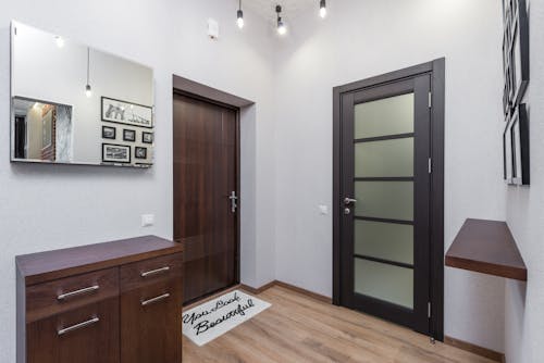 Darmowe zdjęcie z galerii z białe ściany, drewniana podłoga, francuskie drzwi