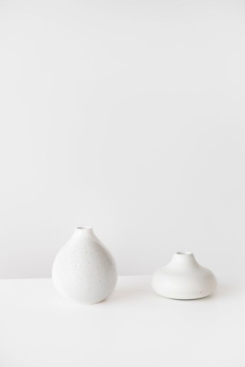 Free Elegant minimalist white ceramic vases on a blank background, perfect for modern decor. Stock Photo