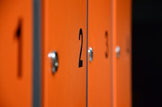 橙色储物柜特写，重点展示带有数字的二号储物柜