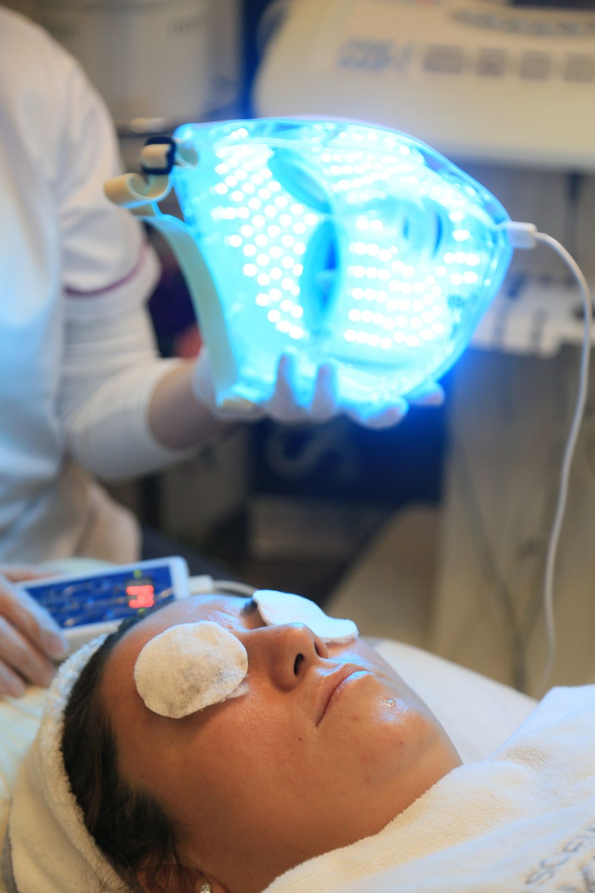 Mujer recibiendo terapia facial con luz LED