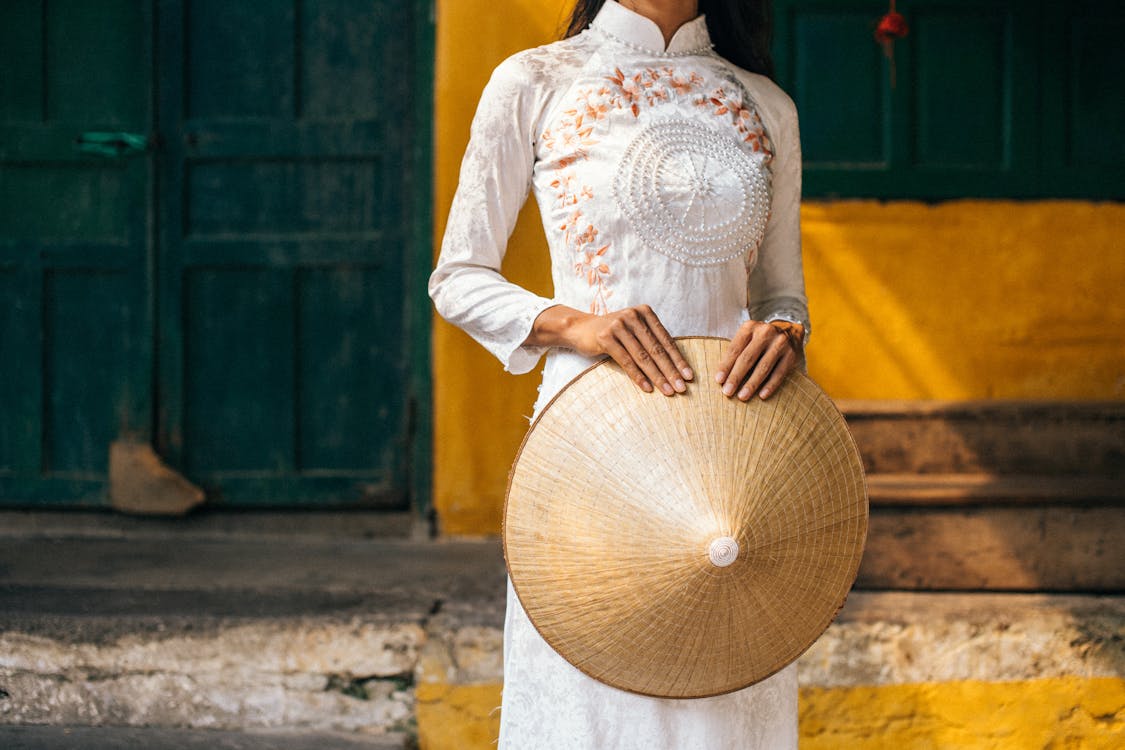 Photos gratuites de Asiatique, chapeau conique, debout