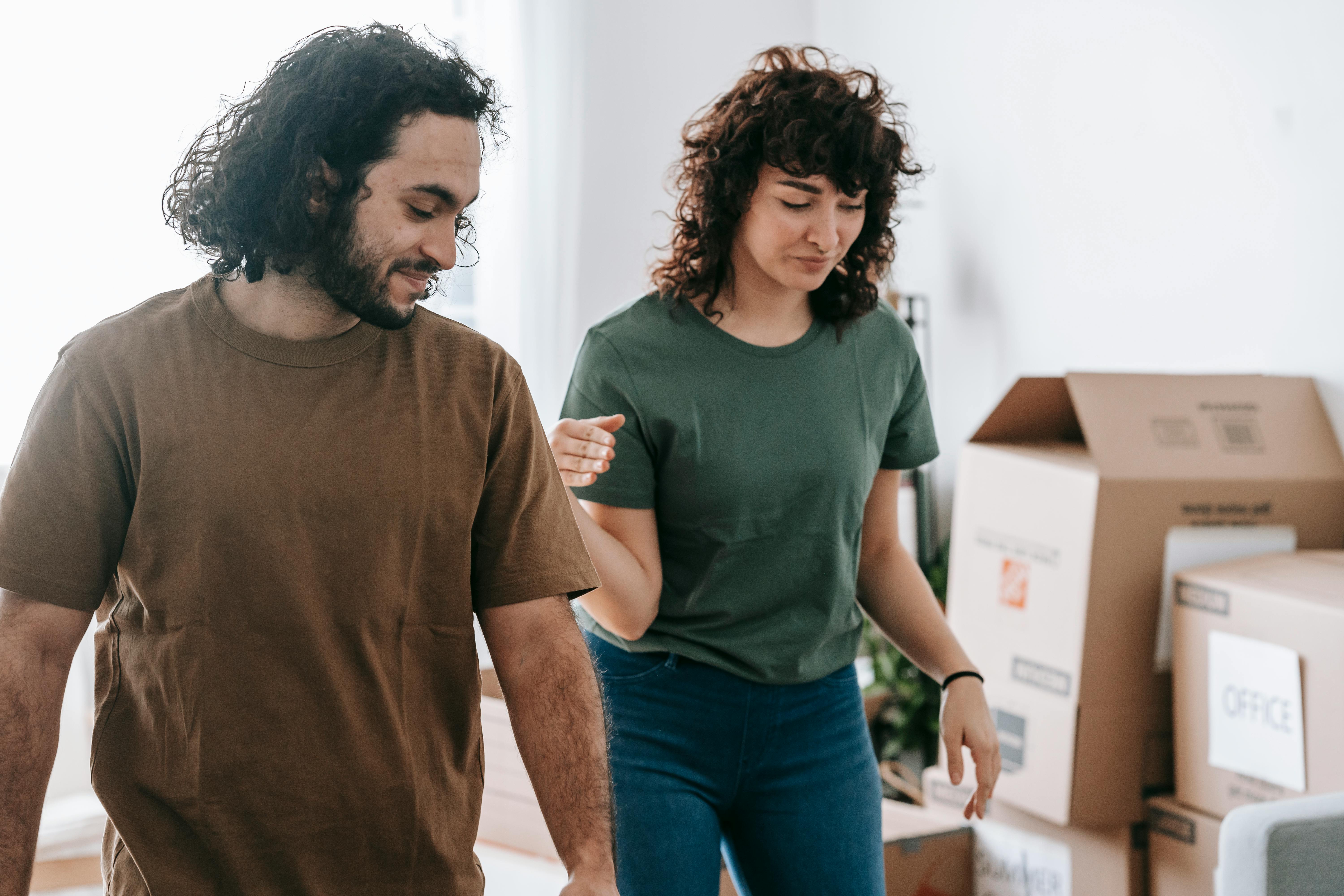 Hollanda'da kanal kenarında el ele yürüyen mutlu bir çift, Hollanda aile birleşimi ve birlikte yaşam kurma vizesi konsepti.