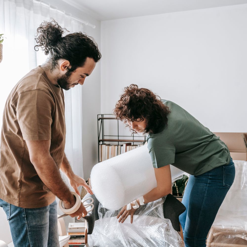 Alva — professional packers wrapping and boxing belongings