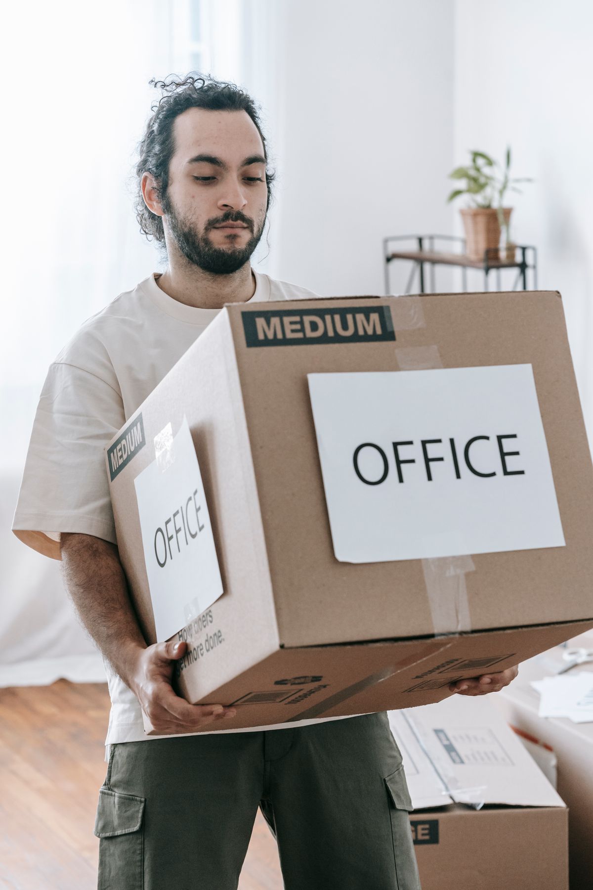 Pracownik z kartonem opisanym „Office”