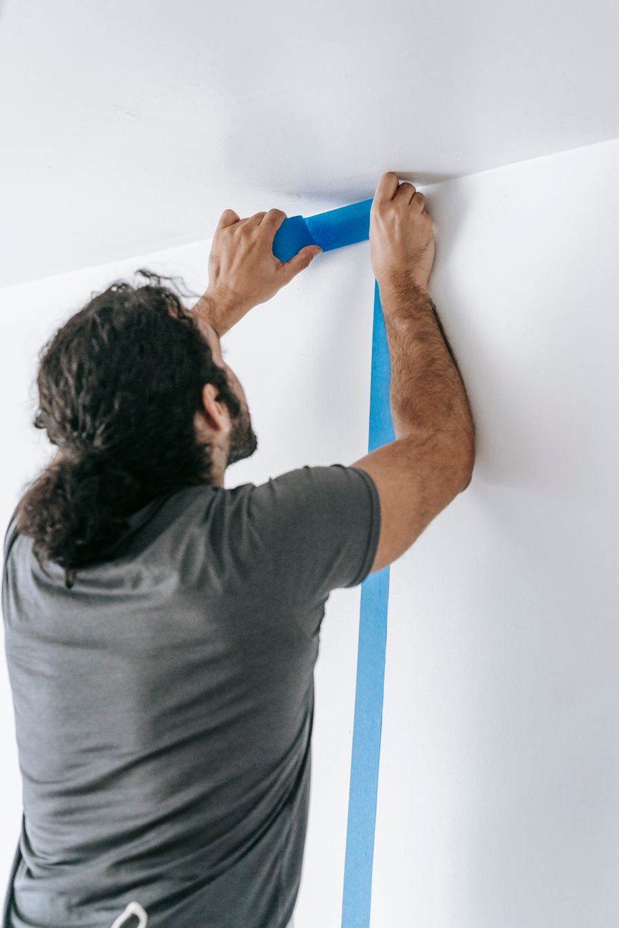Préparation d'un mur avant mise en peinture