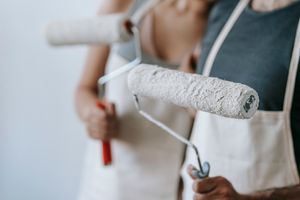 Squadra al lavoro durante una ristrutturazione completa dell'appartamento