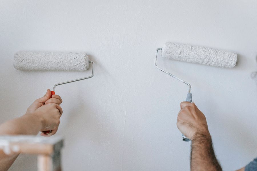 Squadra al lavoro durante una ristrutturazione domestica