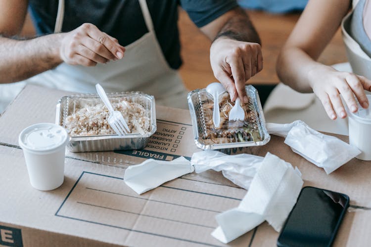 Crop Photo Of Couple Having Packed Food For Lunchlunc