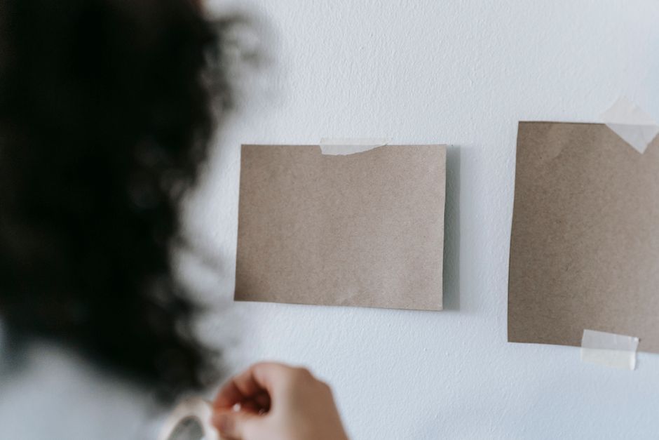 Applying adhesive strips to a picture frame - hang pictures without nails Applying adhesive strips to a picture frame - hang pictures without nails
