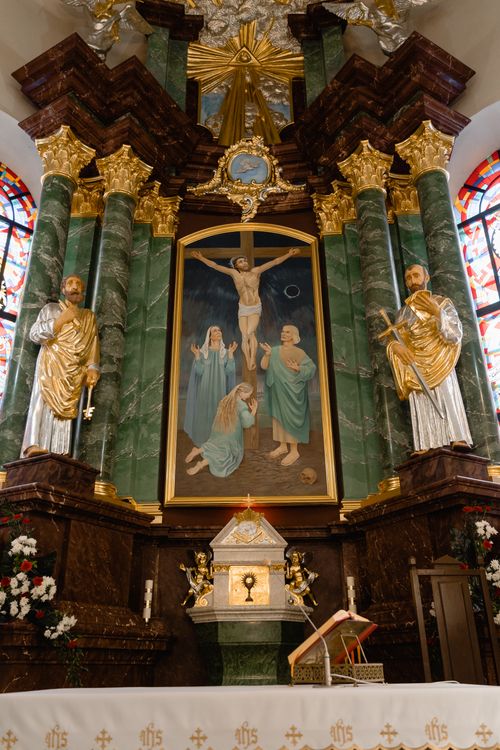 Free Elaborate altar in a cathedral featuring religious statues and paintings. Stock Photo
