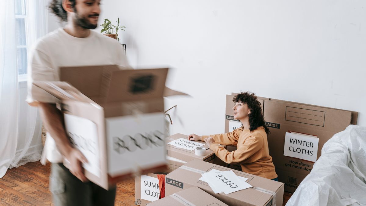 Cartons en cours de préparation pour un déménagement