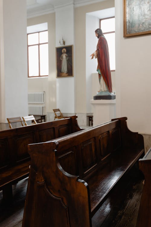 Základová fotografie zdarma na téma církev, kostelní lavice, vertikální záběr