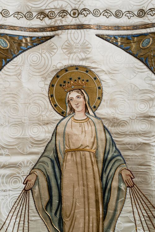 Free Detailed embroidery of Holy Mary on a rich fabric, showcasing religious art. Stock Photo