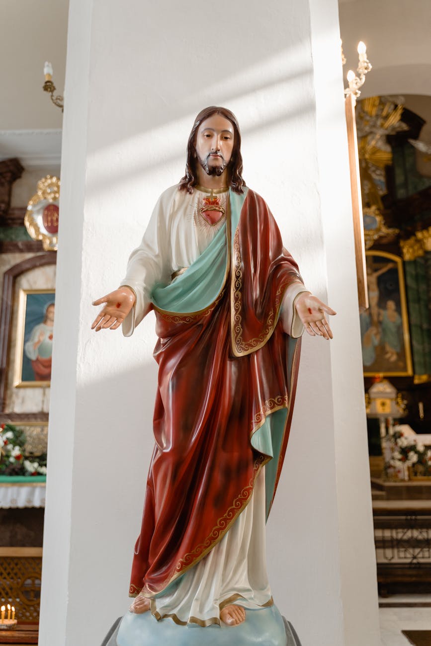 Estátua de Jesus iluminada