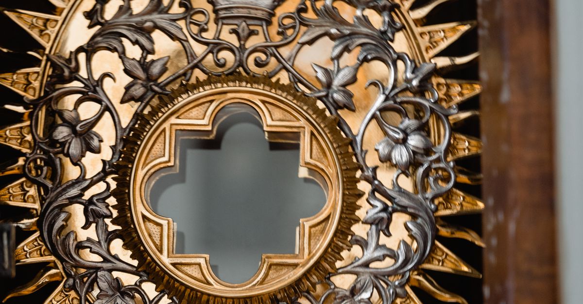 Monstrate Definition Close-Up Shot of Monstrance · Free Stock Photo