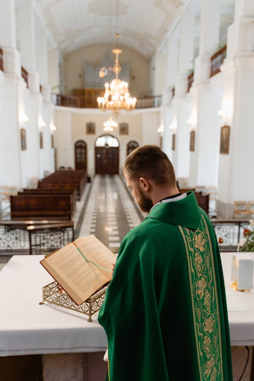 Foto profissional grátis de altar, Bíblia, capela