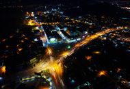 从空中俯瞰，这座城市的夜景令人惊叹，灯火通明，街道繁华
